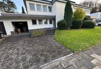 Vorgarten, Hauseingang Einfahrt zur Garage_censored.jpg