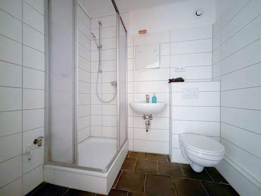 Bad mit Dusche und Waschmaschinenanschluss