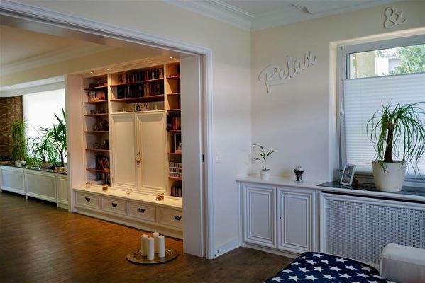 Arbeitszimmer mit großer Schiebetür zum Wohnzimmer