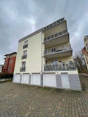 Außenansicht mit Tiefgaragenauffahrt