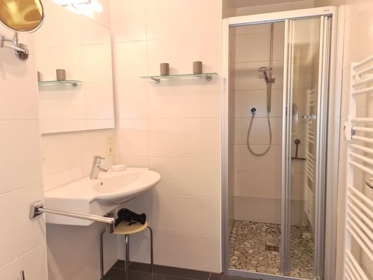 zweites Badezimmer mit Dusche