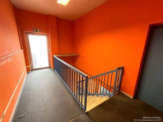 seitlicher Eingang mit Hallen- & Kellerzugang