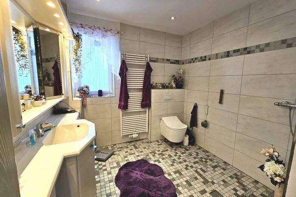 barrierefreies Bad mit Dusche im Erdgeschoss