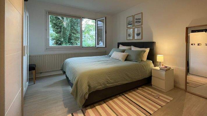 Geräumiges Schlafzimmer