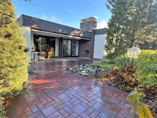 Schöne Terrasse mit Außenkamin