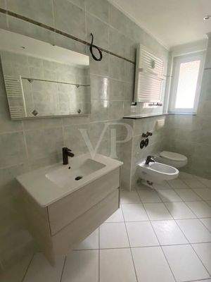 Waschtisch und WC im Bad mit Fenster