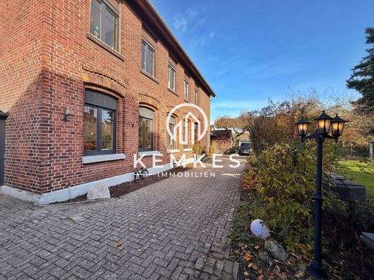 Objektansicht mit Auffahrt