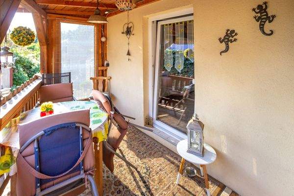 Überdachte Terrasse an der Küche