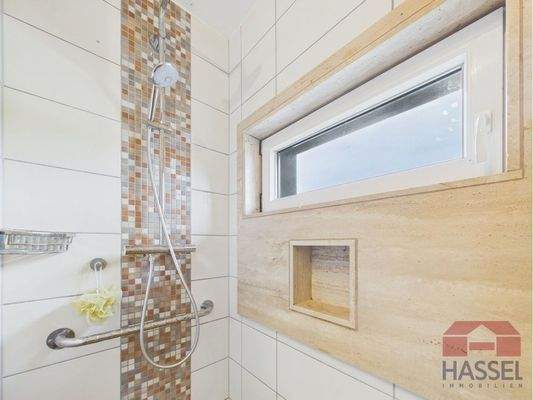Mit Duschbereich