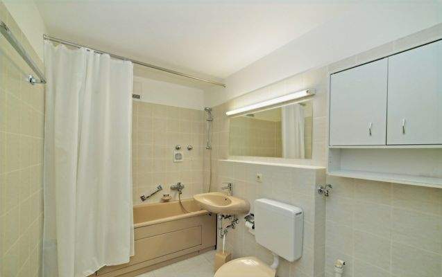 Bad mit Wanne und WM-Anschluß