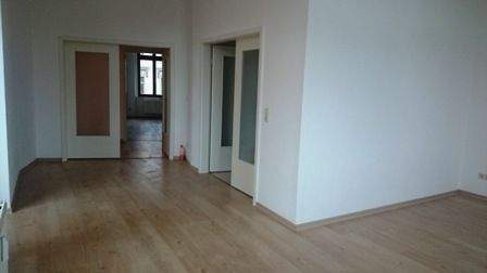 Leere Wohnung mit Holzboden