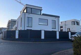 Straßenblick auf Frontseite