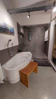 Wanne und Dusche im Bad