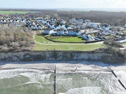 Ensembleansicht der Strandvillen von der Ostsee aus