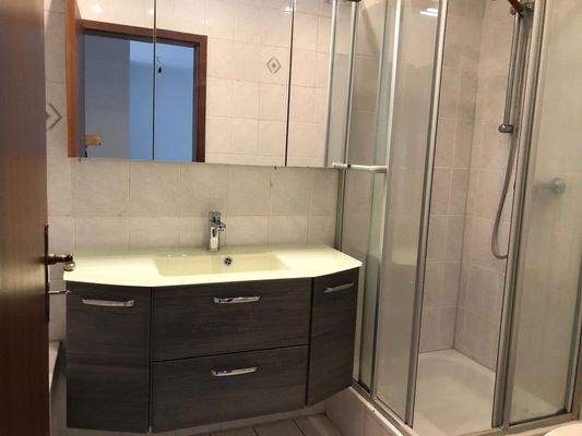 Bad mit Badewanne & Dusche