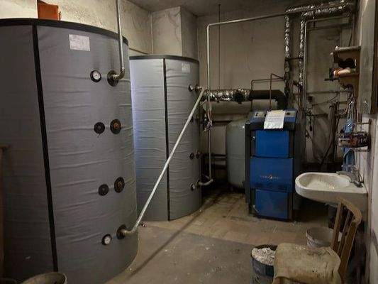 (Festbrennstoff-)Heizungsanlage