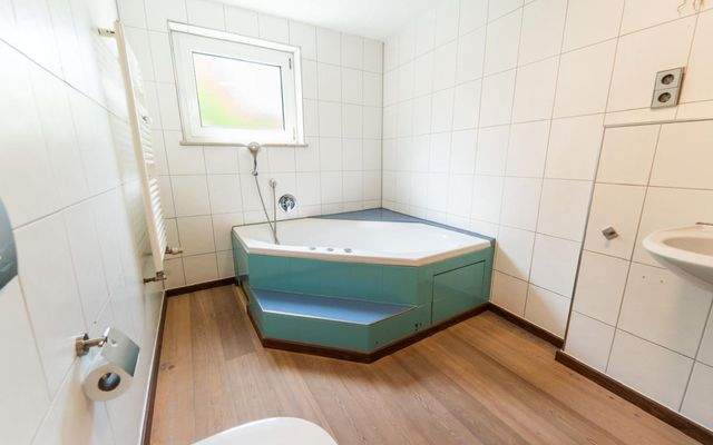 WG Zimmermöbliert mieten Weilimschönbuch Böblingen Tübingen  Bad 3.jpeg