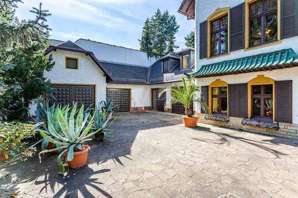 4 Garagen mit ausreichend Platz für PKW-Außenflächen