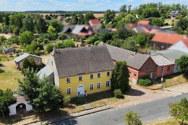 charakteristisches Zweifamilienhaus im Dorfkern