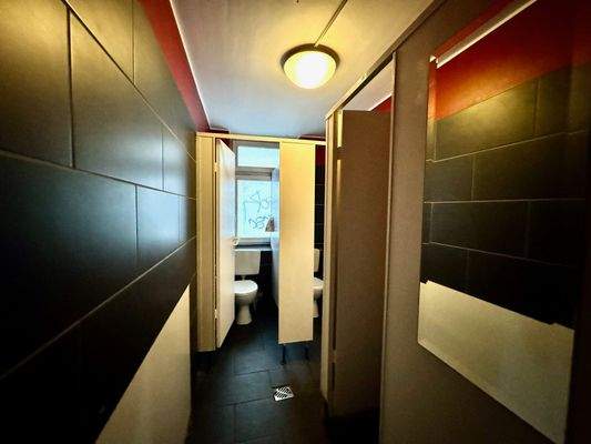 moderne Toilettenanlage.jpg