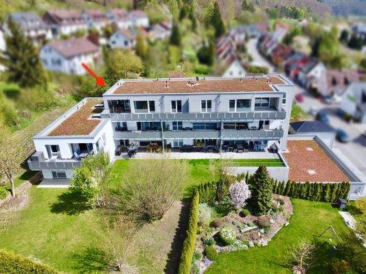 Blick auf die Penthousewohnung mit schönem und geschützten Freisitz und Balkon