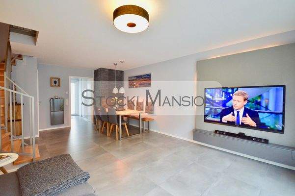 Wohnzimmer mit TV & Essplatz