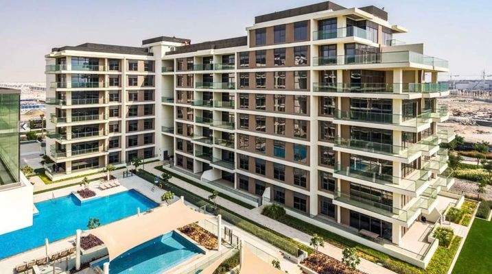 Außenbild mit Poolanlage