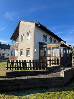 Hausansicht mit Blick auf Wintergarten
