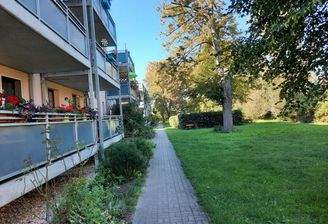 K1024_Blick auf Außenanlagen vor den Hauseingängen 77 -79