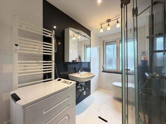 Bad: komplett saniert, modern und sehr durchdacht. So kann der Tag starten