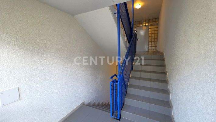 Modernes helles Treppenhaus