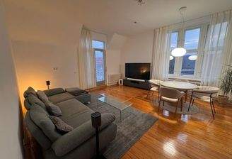 Wohnzimmer mit 75-Zoll-TV...