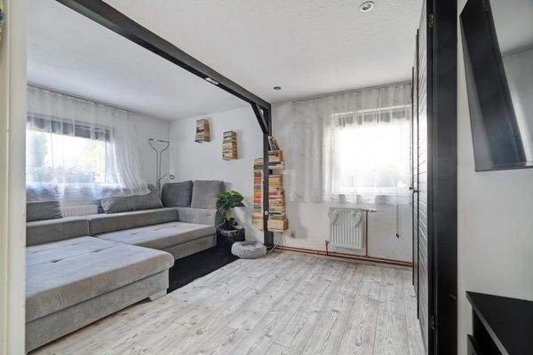 Wohnzimmer mit freigelegten Balken