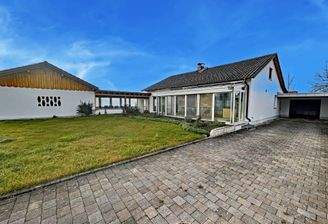 Haus mit Einzelgarage und Doppelgarage