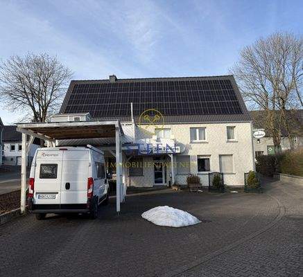 Haus frontal mit Carport