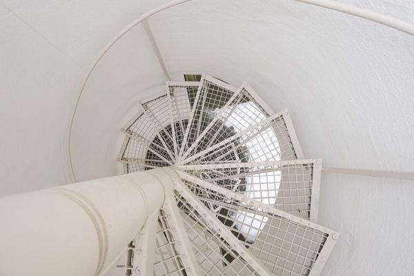 Treppe zwischen Patio und Dachterrasse