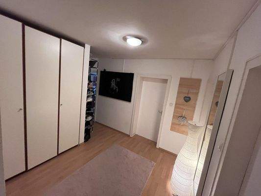 Flur mit Einbauschrank links