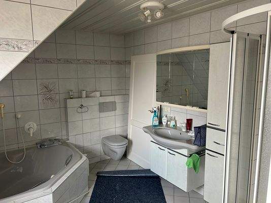 Badezimmer im DG