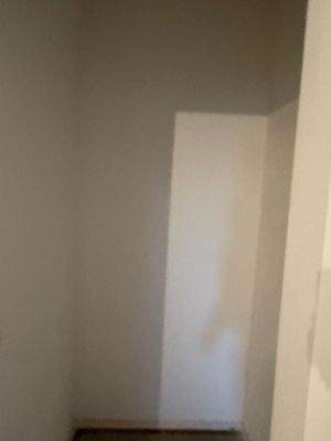 Flur mit weißer Wand