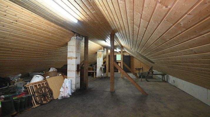 ... kompletten Dachgeschoss