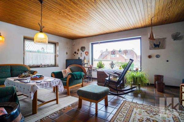 ...Großes Wohnzimmer und...