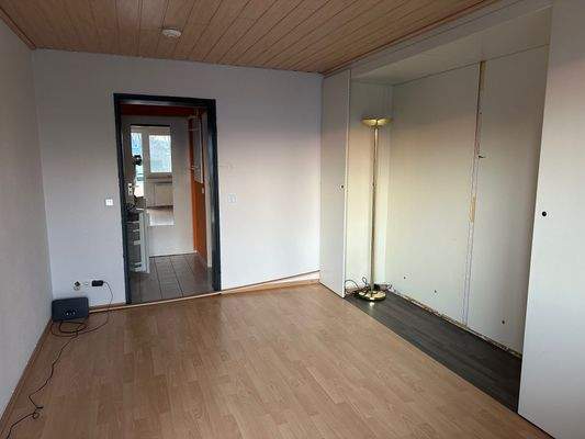 Zimmer Blick zur Küche / Eingang