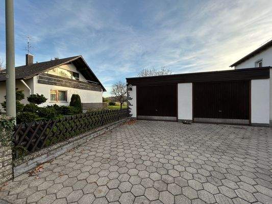 Doppelgarage mit davor liegenden Stellplätzen