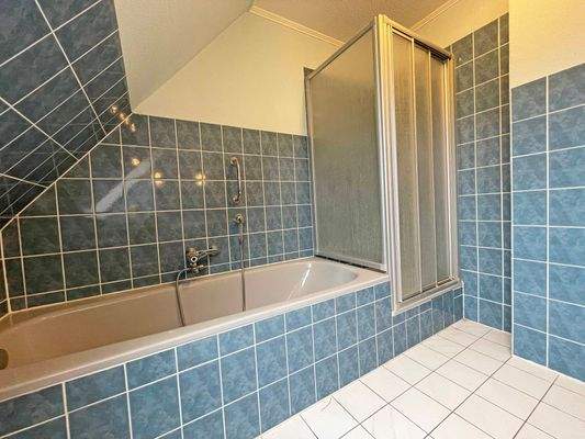 Vollbad mit Wanne und Dusche