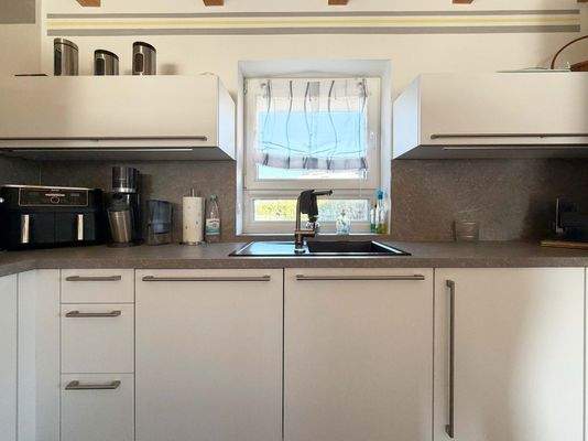 EG Küche: Fenster über der Spüle bringt Tageslicht in die Küchenarbeit