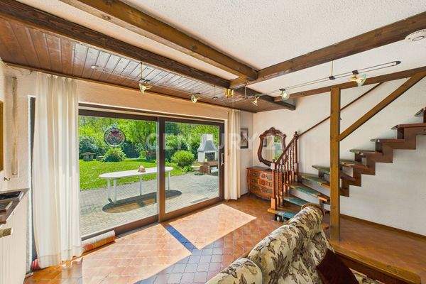 Gegenseite des Kaminzimmers mit Zugang zur Terrasse