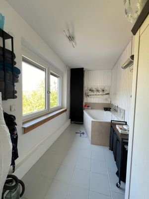 Wannenbad im OG 