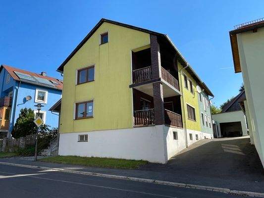 Hausansicht und Zufahrt zur Scheune