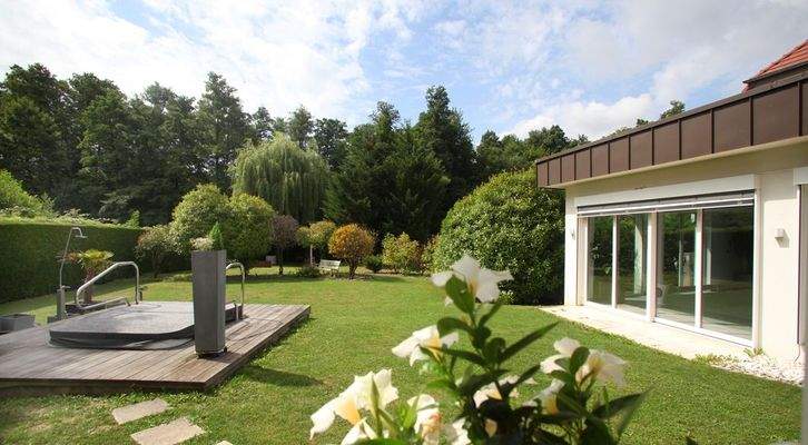 Schwimmhalle und Yakuzzi.jpg