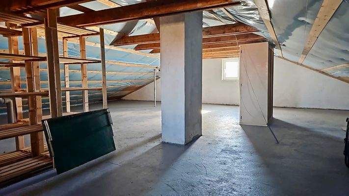 Dachboden - als großzügige Staufläche nutzbar